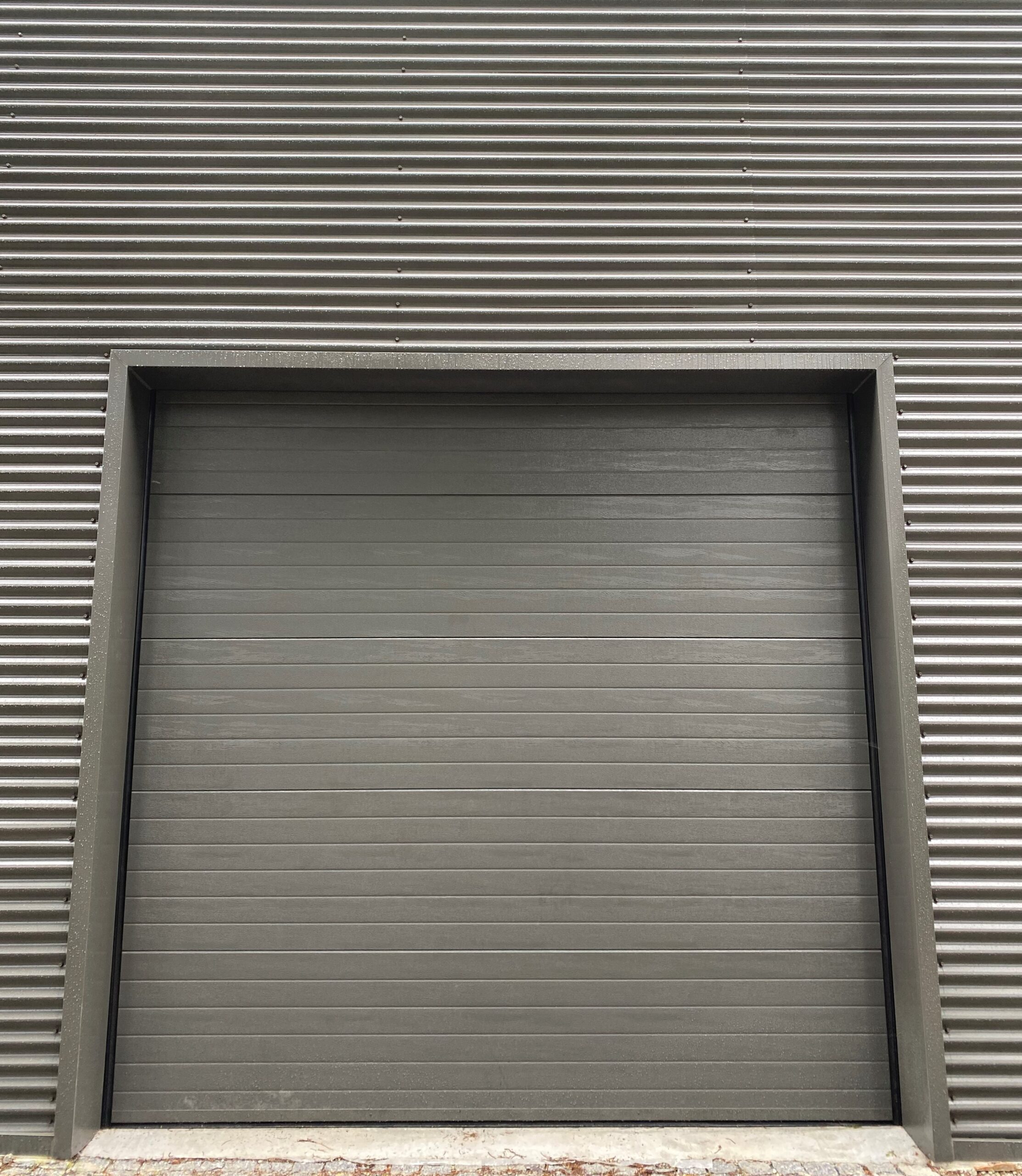 Portão Industrial com subida vertical – Cor 7022 (vista interior e exterior)