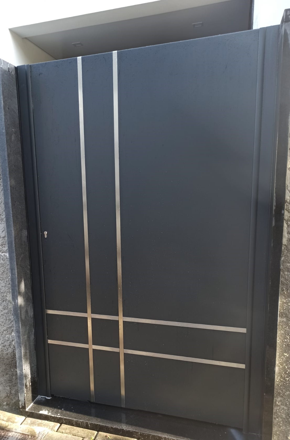 Porta Pedonal com tiras em INOX – Cor 7016
